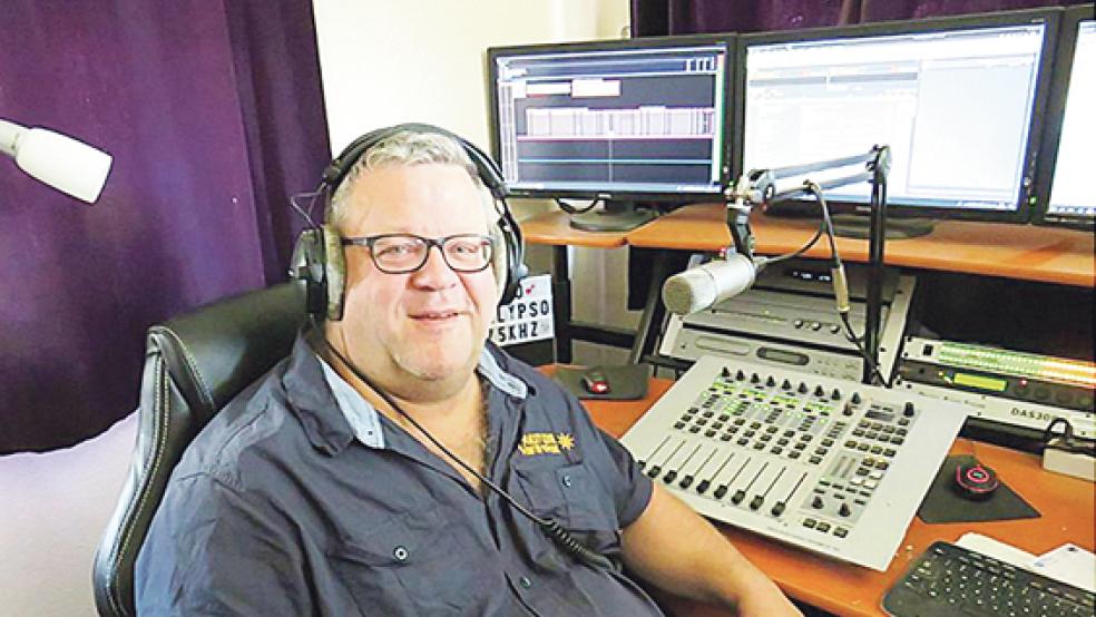 Jan Werkman, Senderbetreiber und DJ im Studio von Radio Calypso675.  © Fotos: Klüß