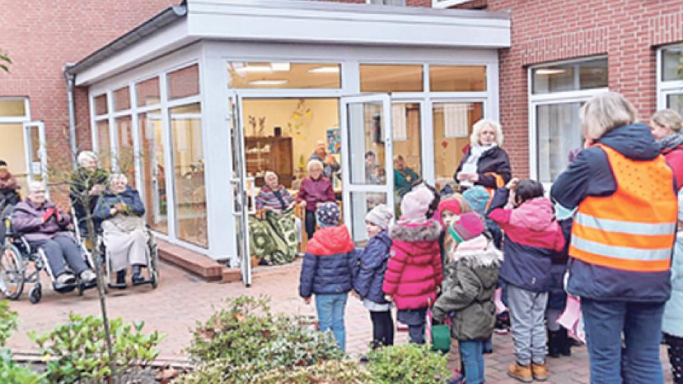 Die Kinder des Kindergartens »Bunte Welt« statteten dem Altenzentrum mit ihren Laternen ein Besuch ab.  © Foto: privat