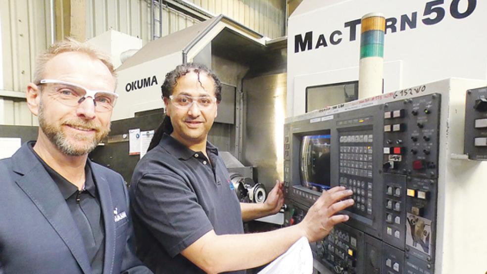 Geschäftsführer Norbert Hahn (links) ist mit der Arbeit von Sofiane Chena aus Weener sehr zufrieden.  © Foto: privat