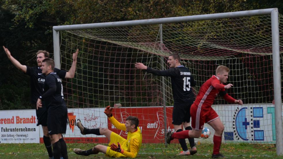 Nils van Loh dreht nach seinem Treffer zum 1:1 jubelnd ab, die Nortmoorer protestieren, weil der SV-Ems-Kapitän SVN-Keeper Marpaung den Ball aus den Händen geschossen haben soll. © Foto: Born