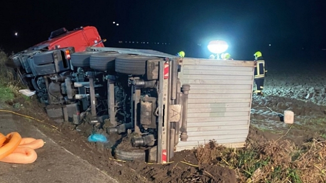 Lastwagen stürzte in Graben