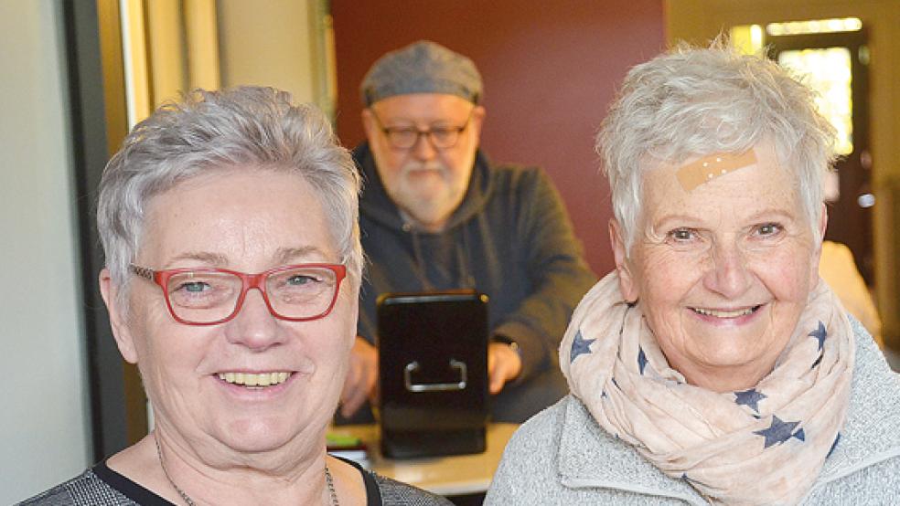 Die beiden Organisatorinnen der Seniorendisco sind Waltraud Koller (links) und Steffi Pruin.  © Fotos: Ammermann