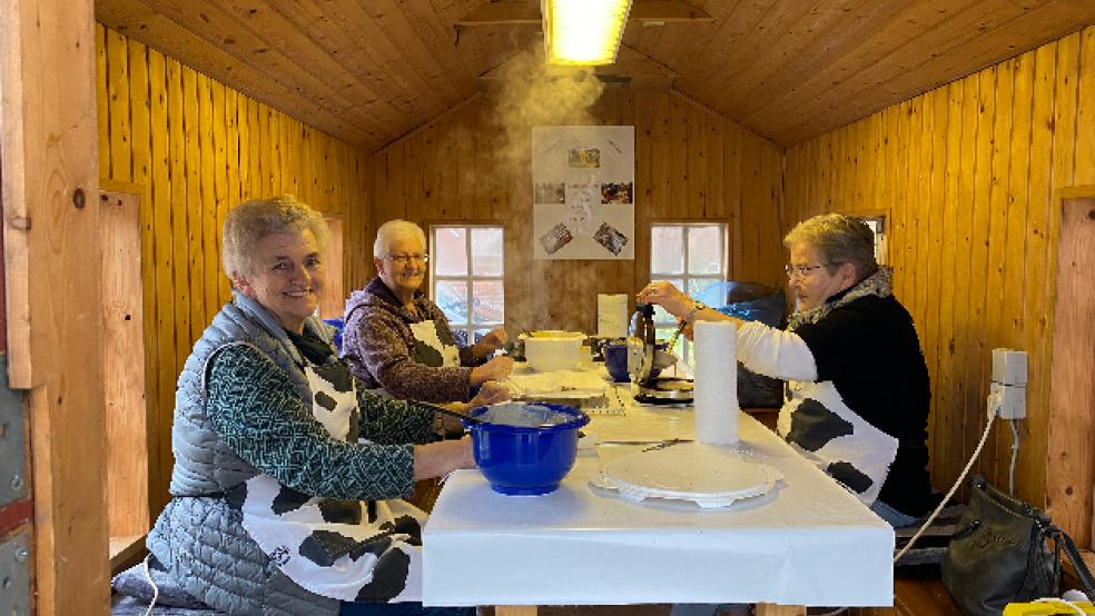 Frische Waffeln kamen laufend aus der mobilen Backstube der Landfrauen. © Kuper