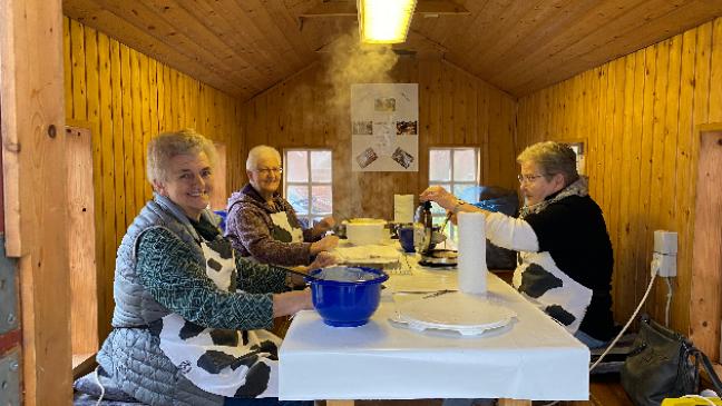 Bunte Wolle, frische Waffeln und warme Socken