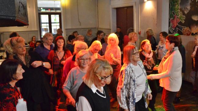 Tanzen in Gesellschaft