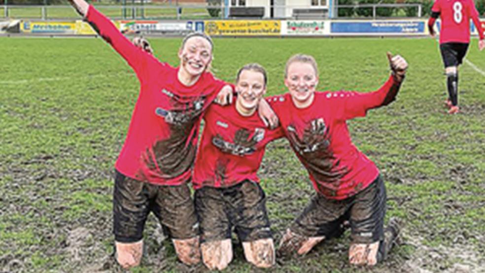 Torjägerin Anneke Kuper (von links) und die beiden Rheiderländerinnen, Fenna Borde aus Oldendorp und Lea Siemens aus Holthusen, machten sich einen Spaß aus den widrigen Platzverhältnissen und gönnten sich noch ein »Schlammbad«.  © Foto: privat