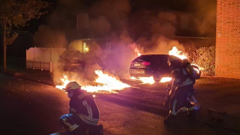 Die eingesetzten Kräfte bekämpften das Feuer zunächst mit Wasser, zum vollständigen Löschen der Flammen wurde auch Löschschaum einsetzt. © Feuerwehr