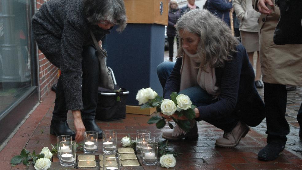 Gisela Ritz (links) und Birgit Rutenberg vom Initativkreis legten im Oktober 2017 nach der Verlegung von 