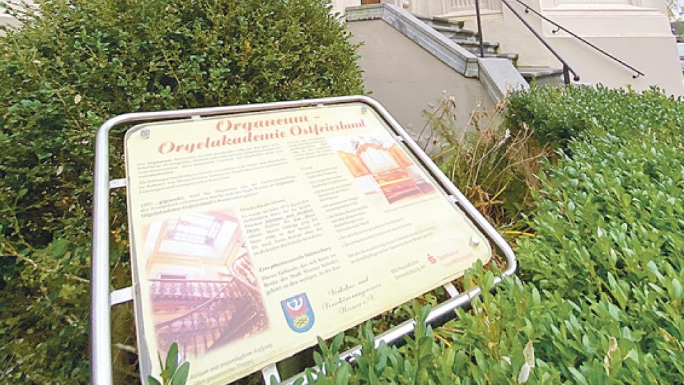 Hinweistafeln zu historischen Sehenswürdigkeiten (hier das Organeum) war ein Projektfeld des VVV Weener.  © Foto: Hanken