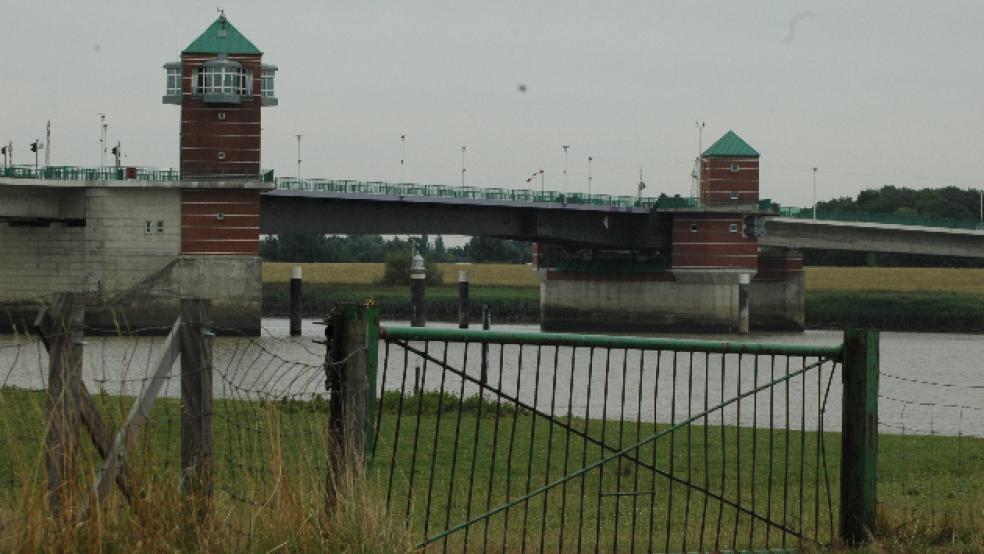 Die Jann-Berghaus-Brücke zwischen Bingum und Leerort wird am kommenden Mittwoch von 9 bis 11 Uhr für den Kfz-Verkehr gesperrt. © Foto: Szyska