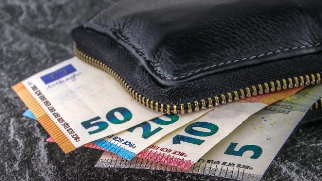 Langfinger greift in die Jackentasche