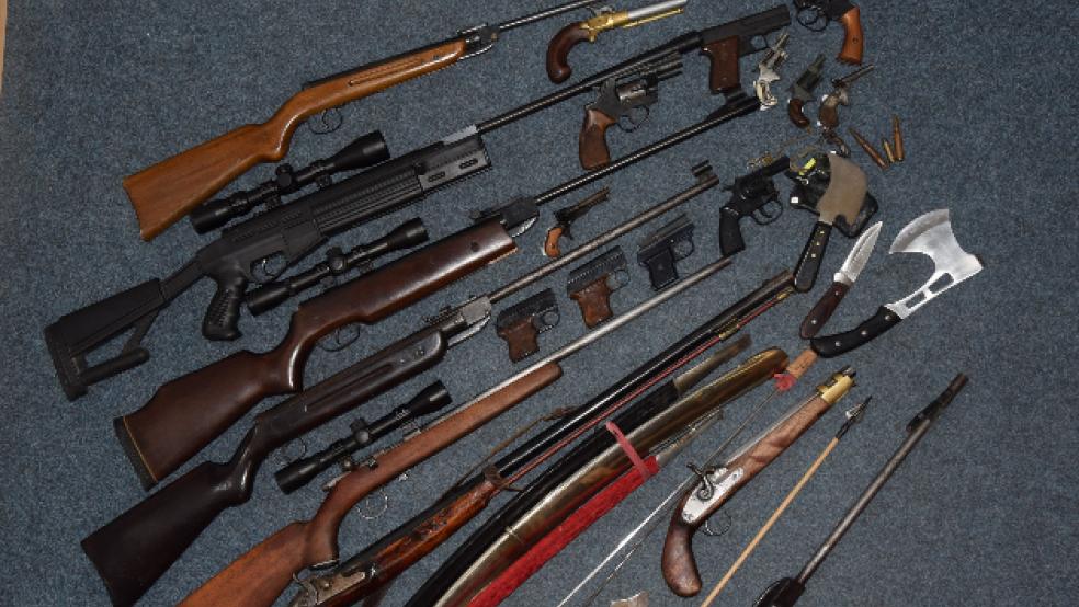 Dieses Waffenarsenal wurde von der Polizei beschlagnahmt. © Foto: Polizei