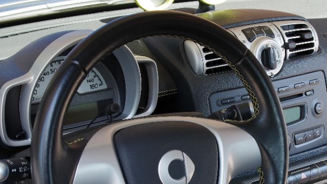 Jugendlicher mit Auto auf »Spritztour«