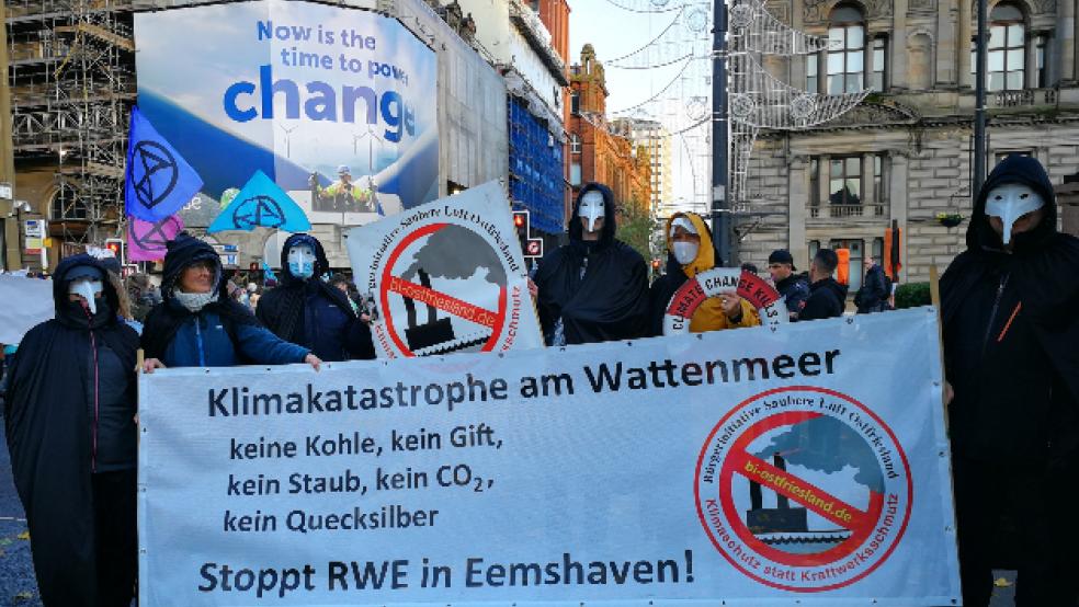 Mitglieder der Bürgerinitiative »Saubere Luft Ostfriesland demonstrierten beim Weltklimagipfel in Glasgow für ein schnelles Handeln beim Klimaschutz.  © Bürgerinitiative