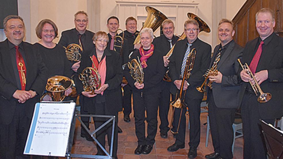 Mit Begeisterung feierten die Besucher in der Stapelmoorer Kirche den Auftritt des Blechbläserensembles »ArtBrass« aus Oldenburg, das von dem Berufsmusiker Alexander Potiyenko (links) geleitet wird.  © Foto: Kuper