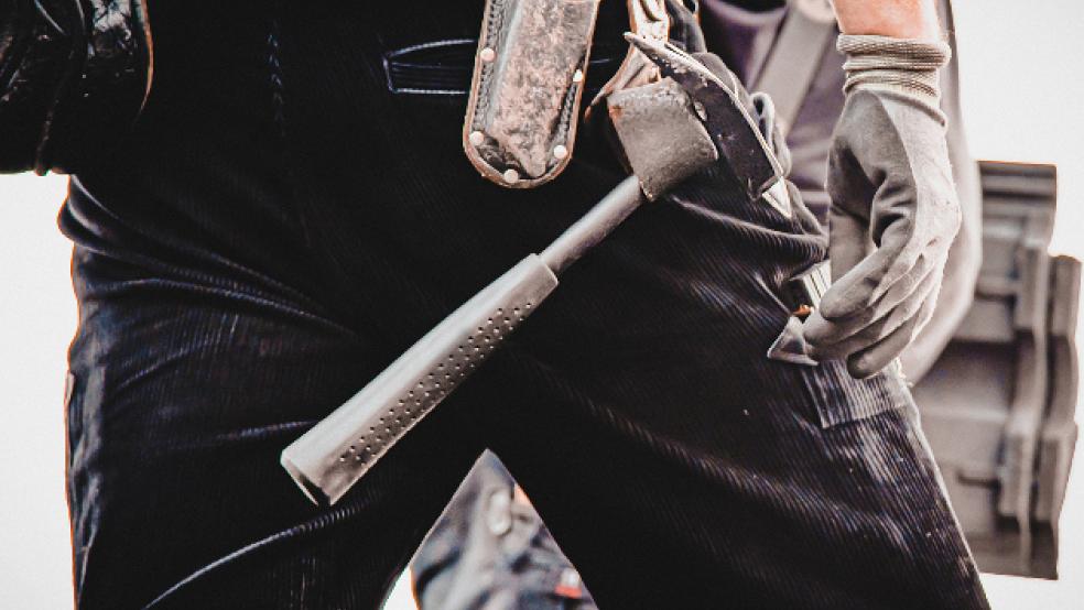 Mehr Geld für die Arbeit mit Ziegeln: Beschäftigte im Dachdeckerhandwerk erhalten seit Oktober ein Lohn-Plus von 2,1 Prozent. Darauf weist die Gewerkschaft IG BAU hin © IG Bau