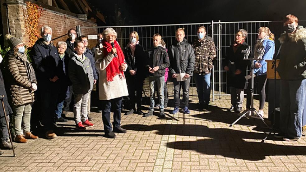 Stapelmoorer Konfirmandinnen und Konfirmanden verlasen am ehemaligen Synagogen-Standort in Weener die Namen der ermordeten jüdischen Mitbürger. Anny Kaufmann vom Arbeitskreis »Synagogenbrand Weener« zeigte sich bewegt über die große Anteilnahme bei der Gedenkstunde.  © Foto: Hanken