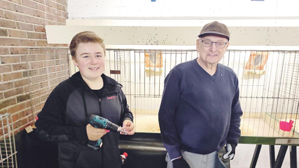 Geflügelzucht ist ein Hobby für jung und alt. Deshalb packen nicht nur die erfahrenen Mitglieder, sondern auch die Jungzüchter beim Aufbau der Ausstellung kräftig mit an.  © Foto: Himstedt