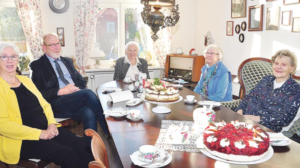 Vorsitzender Curt Weber freute sich die Mitglieder der ersten Stunde der Heimatbühne Bingum Meta Rauch, Käte Engelmann, Frauke Theermann und Renate Wilhelms (von links) bei der Feierstunde ehren zu dürfen.  © Foto: Wolters
