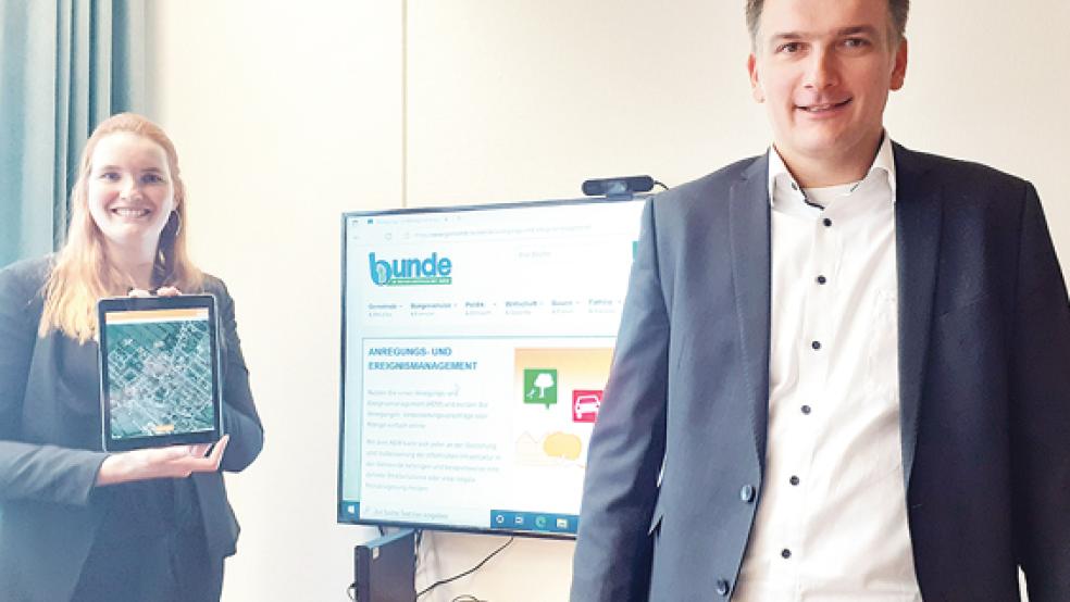 Elke Rose und Bürgermeister Uwe Sap präsentierten gestern die neue Mängelmelder-App der Gemeinde Bunde.  © Foto: Berents