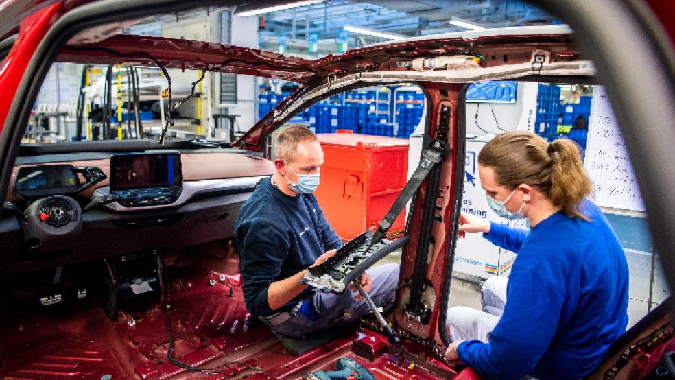 VW-Mitarbeiterinnen und Mitarbeiter werden in einem Trainingsbereich für die Produktion von Elektroautos geschult. Der VW-Standort Emden wird zum ersten niedersächsischen Werk für Elektrofahrzeuge weiterentwickelt. © Foto: Schuldt (dpa)
