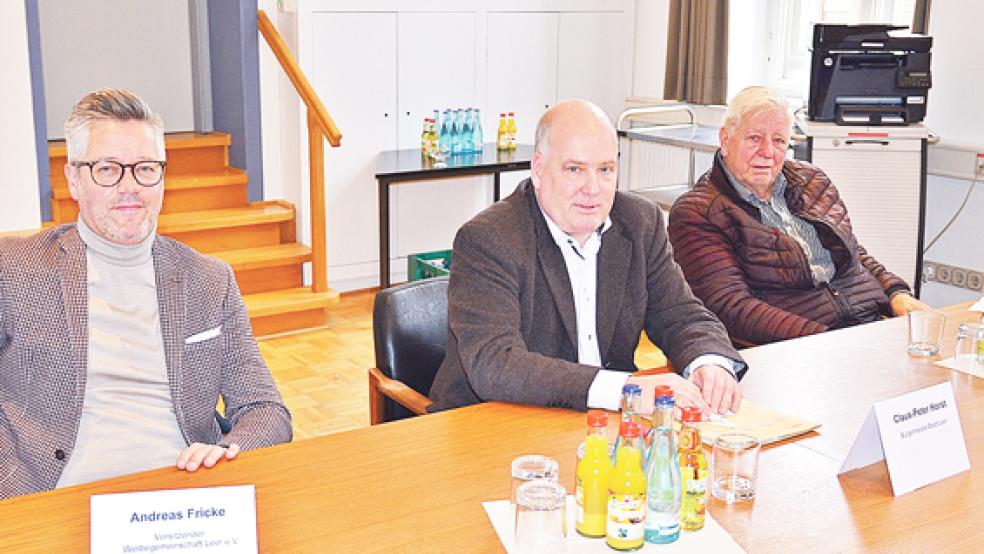 Andreas Frikke (Vorsitzender der Werbegemeinschaft Leer) , Claus Peter Horst (Bürgermeister der Stadt Leer) und Karl-Heinz Langenscheidt (Vorsitzender des Schaustellervereins Ostfriesland) freuen sich auf den Weihnachtsmarkt der Stadt Leer (von links).  © Foto: Ammermann