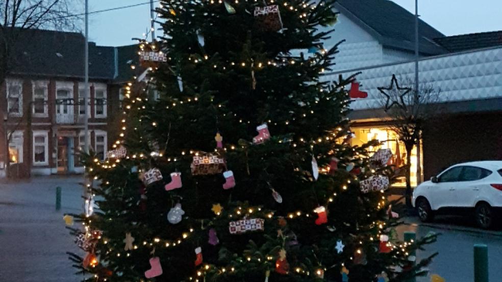 Der große Weihnachtsbaum vor dem Rathaus soll zwar wieder aufgestellt werden, einen Weihnachtsmarkt wird es in Bunde aber auch in diesem Jahr nicht geben. © Gemeinde Bunde