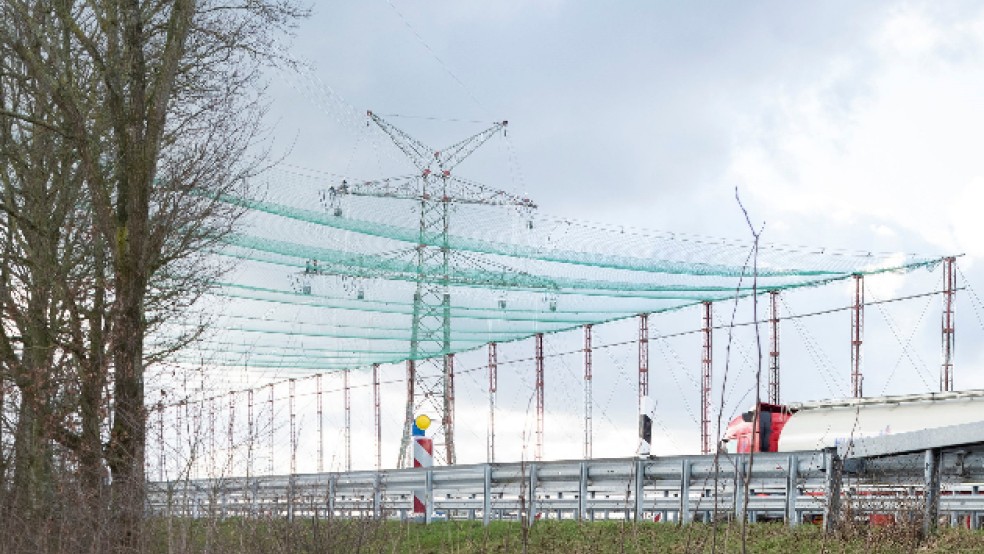 Schutznetz über Der A 31 - Rheiderland Zeitung