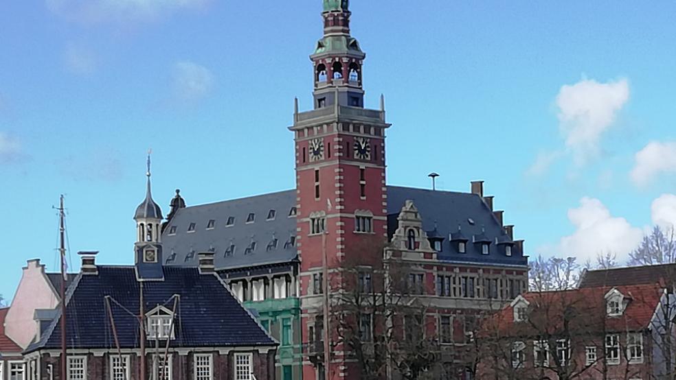 Auch das Leeraner Rathaus wird am 25. November orange angeleuchtet.  © Archivfoto
