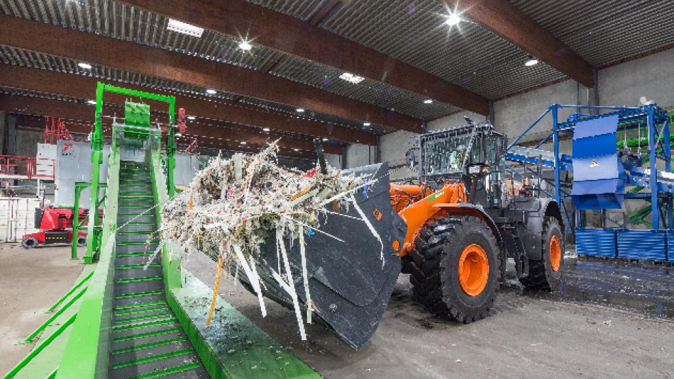 Europaweit nach Unternehmensangaben bisher einzigartig: Bei »neocomp«, einer Tochter des Entsorgers Nehlsen, wird ein Mix aus Rotorblatt-Abfällen und Reststoffen aus der Papierherstellung mit einem Bagger in einen Vorzerkleinerer geladen. © Foto: neocomp