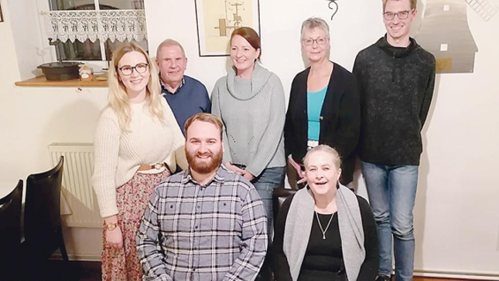 Der neue Vorstand des »Möhlenvereens Stapelmoor«: (Stehend, von links) Julia Gäbel, Manfred Pals, Sonja Brelage, Jelly Heikens und Markus Plock. Sitzend, von links: Maik Gäbel und Regina Bornemann. Es fehlt Eckhard Meyer.  © Foto: privat