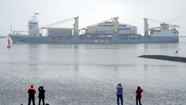 Katamaran kommt huckepack in Emden an