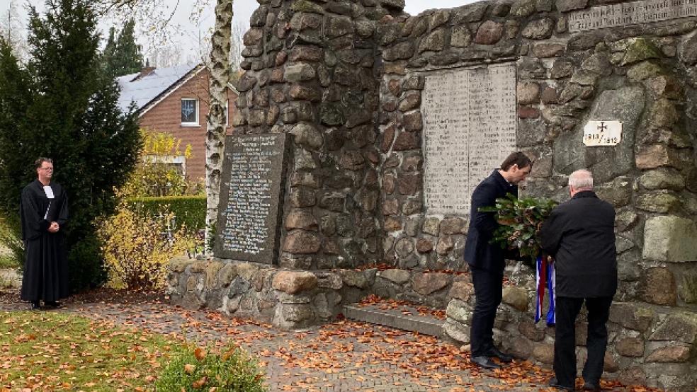 In Holthusen legten Ortsvorsteher Gerrit Dreesmann und Ratsherr Günter Geerdes einen Kranz der Stadt Weener nieder. © Foto: Kuper