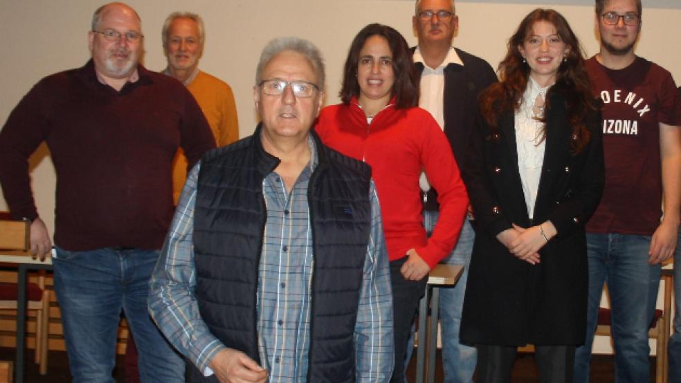 Den neuen Vorstand bilden (vorne, jeweils von links) Manfred Giese, Friederich Sap, Jan Heijen sowie (Mitte) Andreas Michel, Naima Michel, Sidra Horkos, Heiko Behrends, Matthias Sap und (hinten) Albert Woldenga, Geerd Schmidt, Helmut Geuken. © Foto: SPD