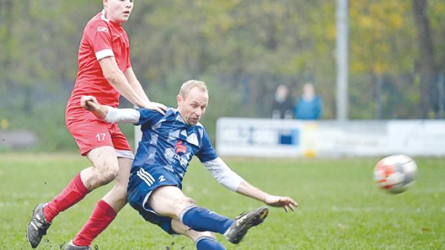 Bunde II dreht das Derby in Möhlenwarf