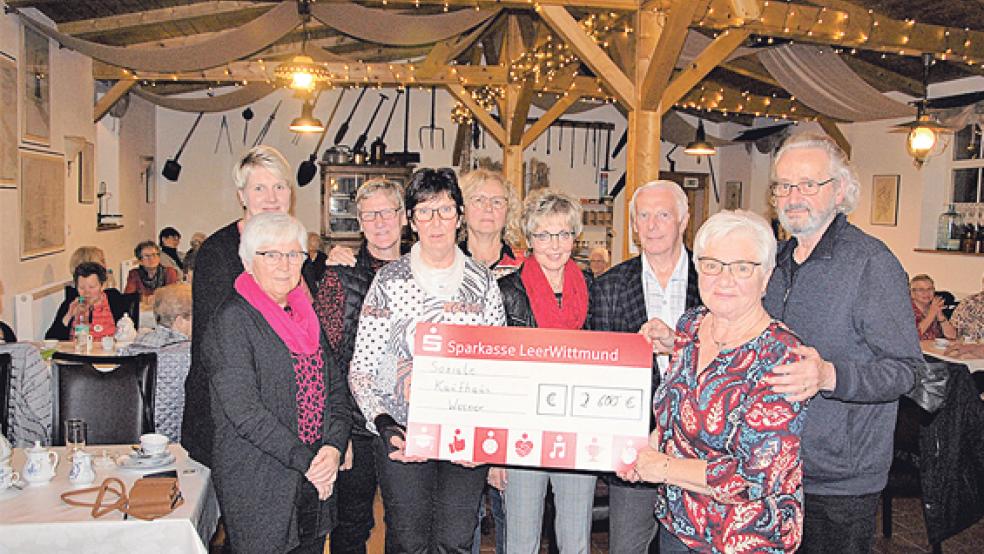 Freuen sich über die Spendensumme: Anton Garen, Volker Kraft, Kerstin Siemons und der Vorstand der Stapelmoorer Landfrauen.  © Foto: Siemons