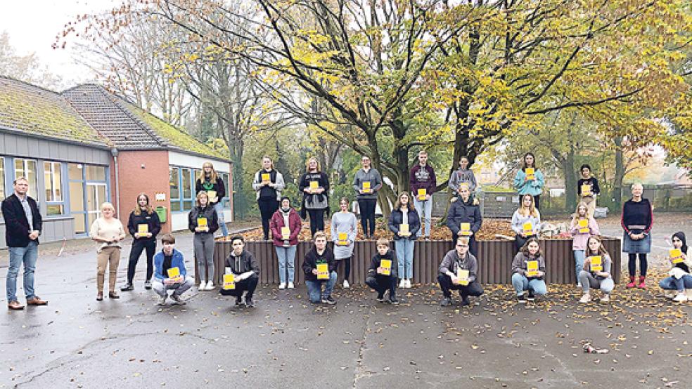 Andreas Eden (Oberschule Weener, links), Susanne Theilen (Schulsozialarbeiterin, 2.v.l.) und Angelika Janssen-Harms (Gleichstellungsbeauftragte Stadt Weener, rechts) führten die Jugendlichen in der Auftaktveranstaltung in die Grundlagen der »Juleica«-Schulung ein.  © Foto: Stadtverwaltung