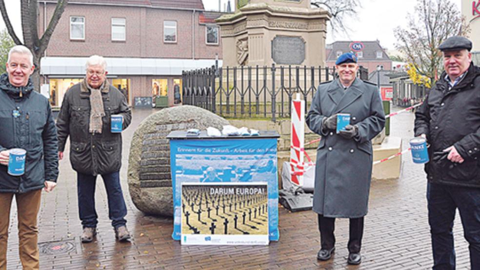 Landrat Matthias Groote, Folkert Laupichler, Dr. Jens-Peter Evers (Kdo SES) und der Leeraner Bürgermeister Claus-Peter Horst (von links) eröffneten die Sammlung für die Deutsche Kriegsgräberfürsorge auf dem Denkmalsplatz in Leer.  © Foto: Wolters
