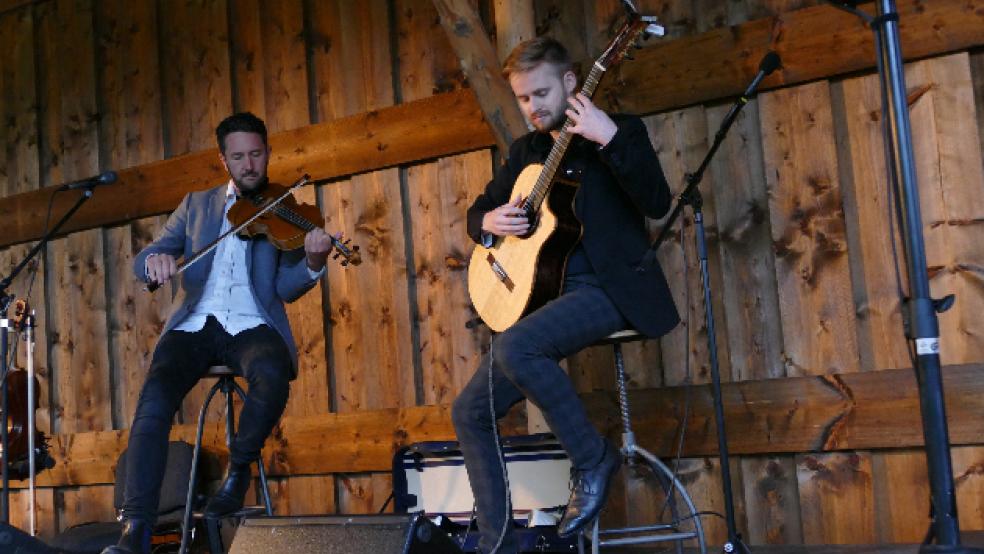 Sönke Meinen bei seinem letzten Live-Auftritt in Ostfriesland gemeinsam mit dem Violinisten Bjarke Falgren im August in Lütetsburg. © Foto: Jürgens