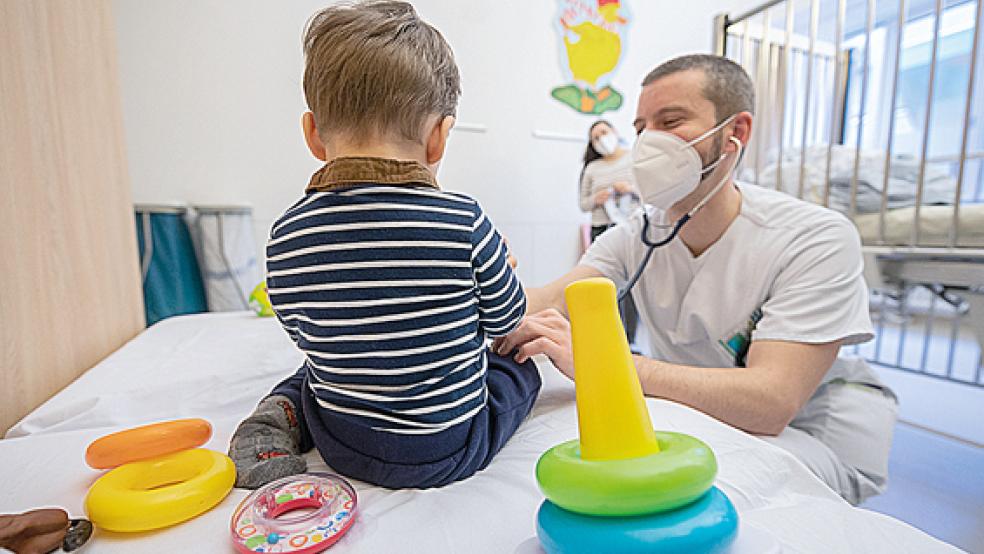 Sorge vor einem schweren Verlauf: Auch in den Kinderkliniken in Leer, Papenburg und Aurich werden derzeit viele kleine Patienten behandelt, die sich mit dem RS-Virus angesteckt haben.  © Foto: Gollnow (dpa)