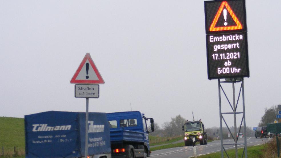 Auf den stationären LED-Infotafeln - wie hier an der Landesstraße 15 vor dem Emstunnel in Soltborg - kündigt die Landesbehörde für Straßenbau und Verkehr die heutige Sperrung bereits seit einigen Tagen an. © Foto: Szyska