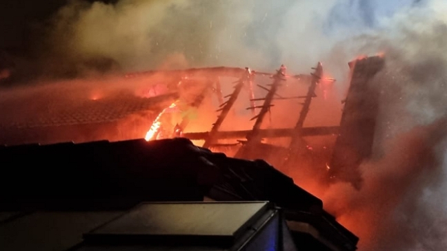Dachstuhl steht in Flammen