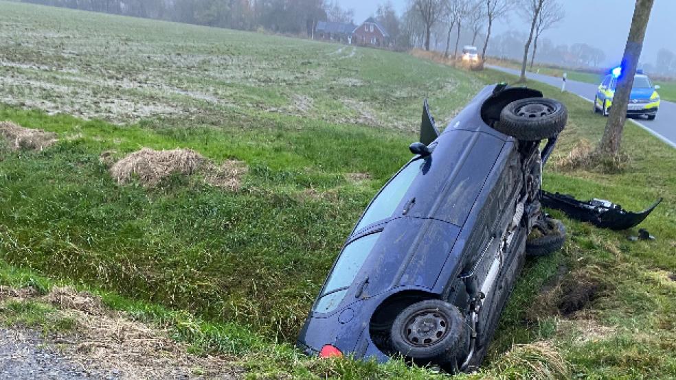 Die Autofahrerin konnte von Ersthelfern aus ihrem Wagen befreit werden.  © Feuerwehr