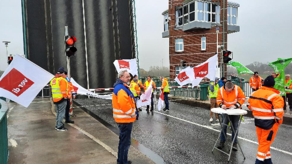 Mit Bannern und Fahnen unterstrichen die gewerkschaftlich organisierten Beschäftigten der Straßenbauverwaltung auf der gesperrten Jann-Berghaus-Brücke ihre Lohnforderungen. © Foto: Szyska