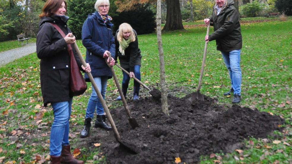 Griffen im Inselgarten auf der Nesse in Leer zum Spaten und zur Schaufel (von links): Bianka Bernhard, Meike Diddens, Elke Tergast und Bürgermeister Claus-Peter Horst. © Foto: Wolters