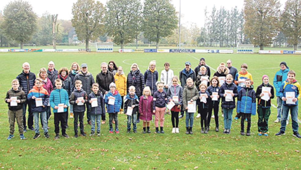 Ein Teil der Sportabzeichen-Absolventen trafen sich zum gemeinsamen Foto - insgesamt haben es 44 Kinder und Jugendliche sowie 36 Erwachsene gemacht.  © Foto: privat