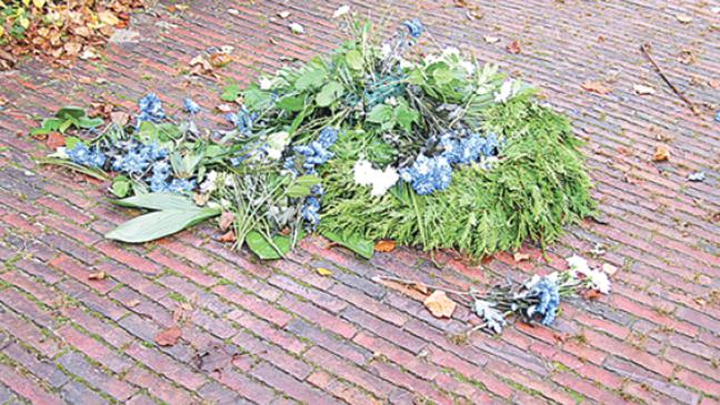 Gedenkkranz über Bauzaun geworfen