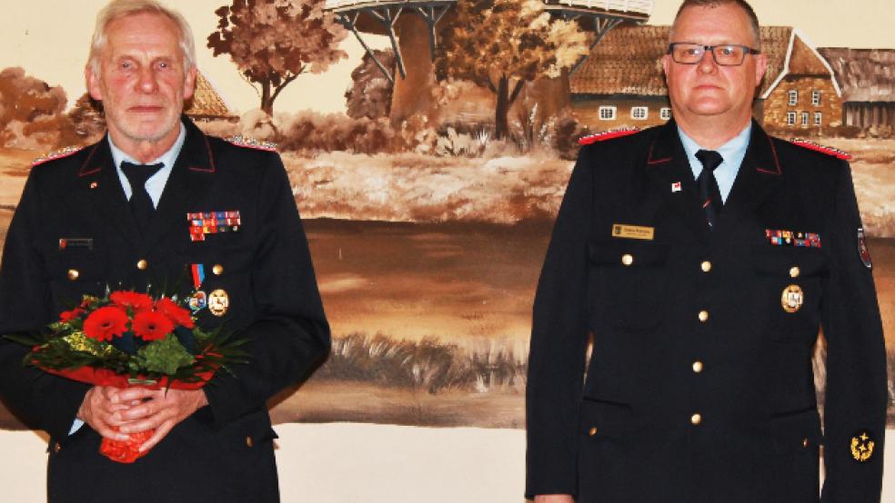 Regierungsbrandmeister Erwin Reiners (rechts) wurde einstimmig zum Nachfolger von Ernst Hemmen gewählt. © Foto: Goldenstein (Feuerwehr)
