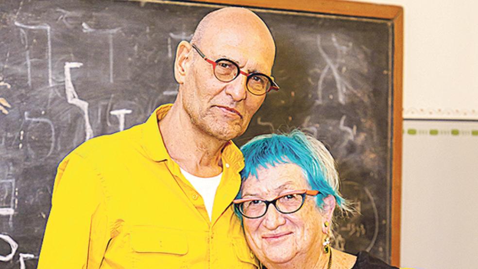Gadi Watermann und seine Frau Ella aus Israel haben die Ehemalige Jüdische Schule in Leer besucht.  © Foto: Landkreis Leer