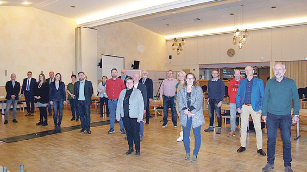 Der neue Rat der Gemeinde Bunde hat am Donnerstag in seiner konstituierenden Sitzung gemeinsam die Grundlage für die kommenden fünf Jahre Ratsarbeit geschaffen. Nach der Sitzung stellten sich die Ratsmitglieder zusammen mit Bürgermeister Uwe Sap zu einem gemeinsamen Erinnerungsfoto auf.  © Hoegen